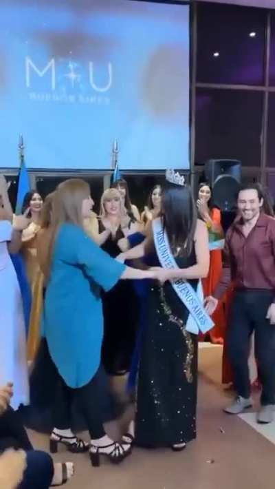tiene 60 años y es candidata a Miss Universo por Buenos Aires....