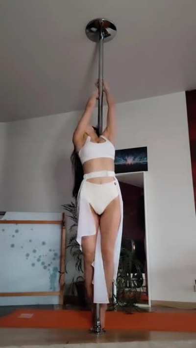Meowko pole dance