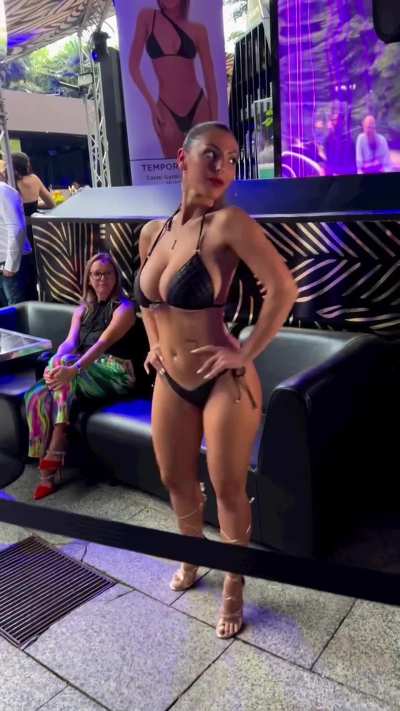 [Troca de corpo] Essa era uma &oacute;tima ideia, j&aacute; que eu era muito t&iacute;mida voc&ecirc; iria trocar de corpo comigo para ir ao concurso. Eu mal podia acreditar em como voc&ecirc; estava tranquilo l&aacute;, tranquilo at&eacute; demais... Nossos olhos se cruzam por um momento e algo em vo