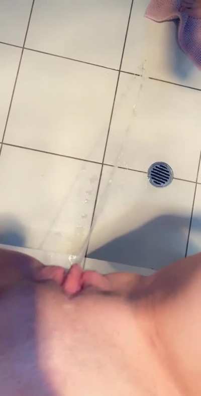 Di[f]ferent angle from my sink pee video I posted earlier &eth;