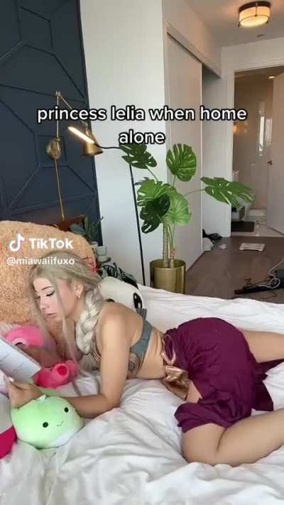 Princess lelia knows how to Jiggle it