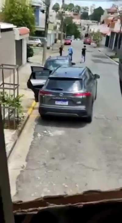 A pessoa est&aacute; sendo assaltada a m&atilde;o armada, d&aacute; xilique com ladr&atilde;o, toma um tiro e fala: P&ocirc;, c&ecirc; me machucou velho!