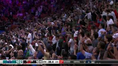 [Highlight] Jimmy Buckets spins and scores off the glass in the clutch