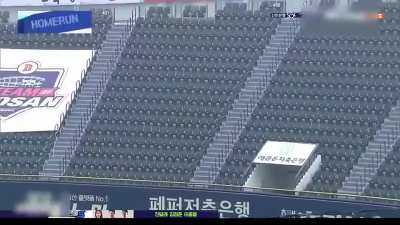 KT Wiz 20-year old phenom Baek-ho Kang hits a mammoth 135m (442 ft) home run and leaves the home crowd speechless