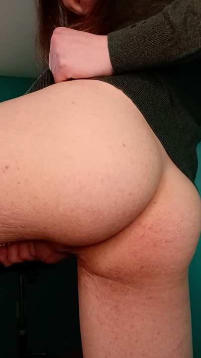 Wiggle wiggle wiggle, smack smack smack! My girlcock makes for a yummy midnight snacc 💕🍭