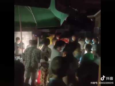 湖北省武汉市盘龙城封城，老百姓走上街头喊出了解封口号