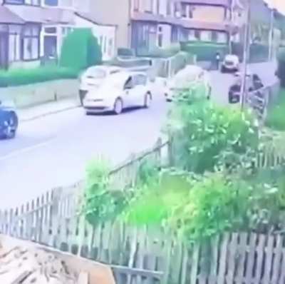 Two lads ditch a stolen car after police chase. Keep an eye on the driver (right side). Very slick move.