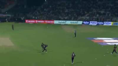 Commentator heard abusing Varun Chakravarthy, 