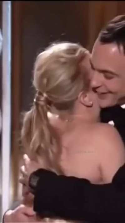 Kaley cuoco getting exited after announcing Jim parsons as a golden globe winner.