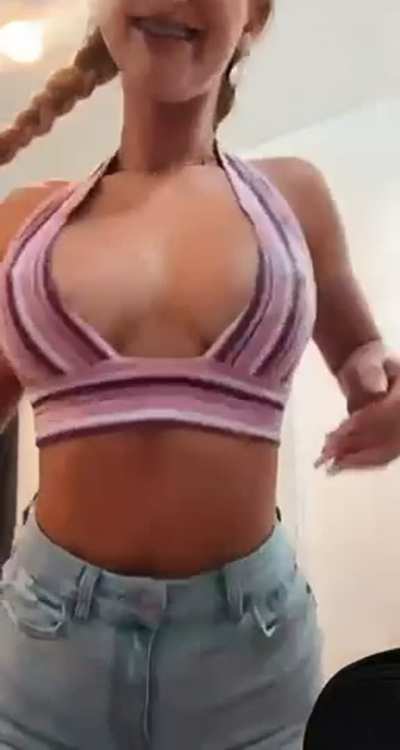 Do you think I&rsquo;d look better with no tanlines?