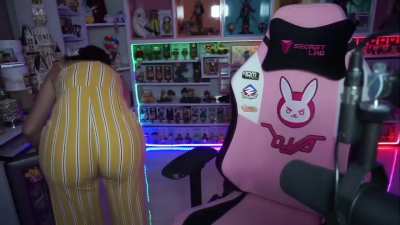 De que color es la silla?