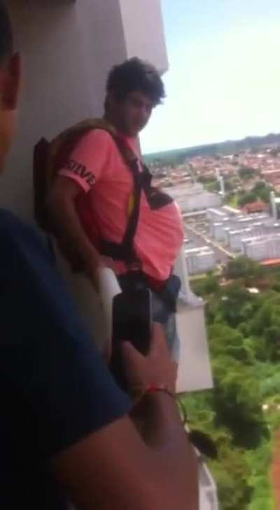 Aprendam a forma correta de pular de paraquedas da sacada