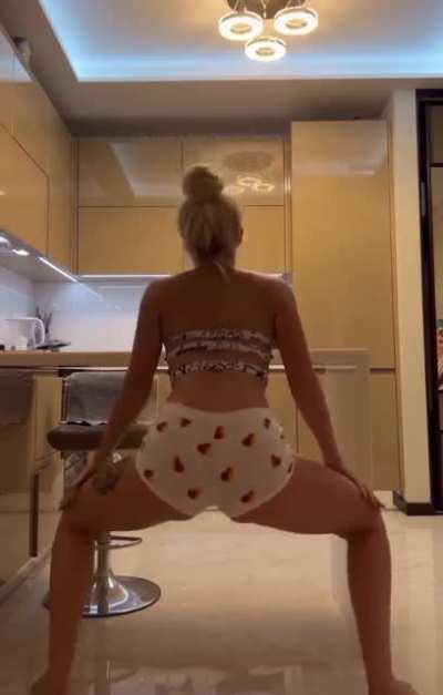 Bruh... at this point she&rsquo;s basically teasing us 🤤💦
