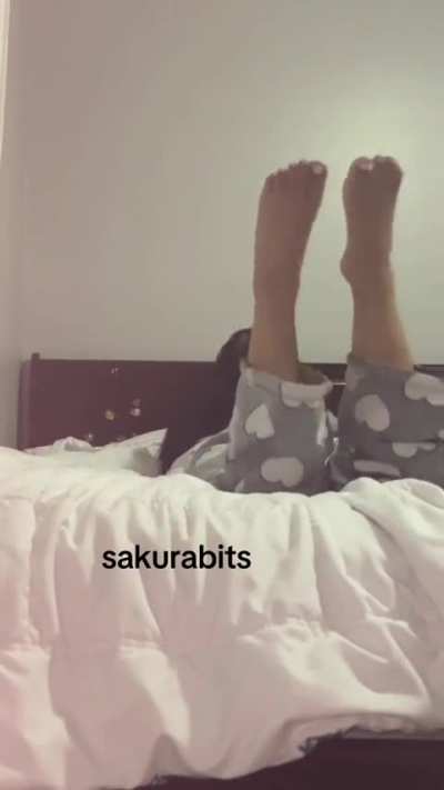 @virtualanamoly (u/nulldatagirl) continues whining about feet lovers while posting feet, make it make sense