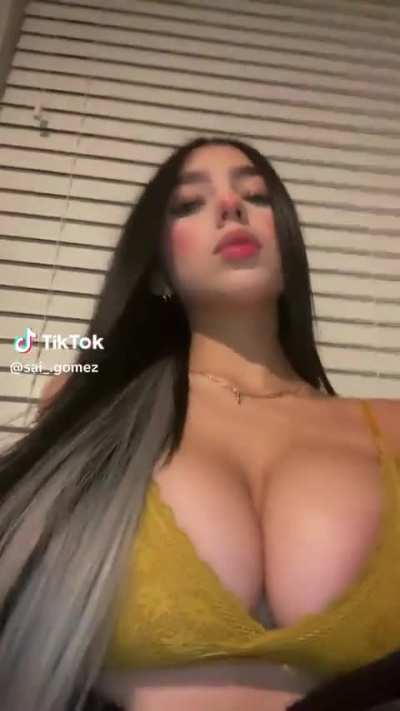 Latina @sai_.gomez