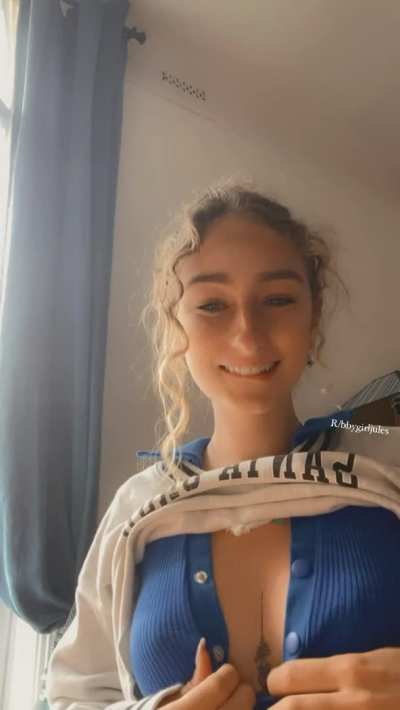 I love flashing my boobs for you