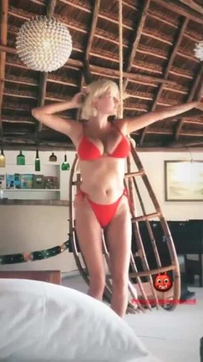 Caroline Vreeland Sure Loves to Flaunt Them