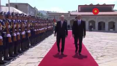 Adam yürüyemiyor aq