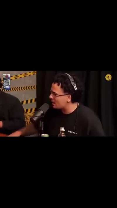 Apresentador do podcast "podpah" formulando uma pergunta para Marx Verstappen, piloto de F1 holand&ecirc;s