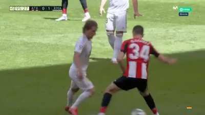 Modrić's nutmeg on Oihan Sancet