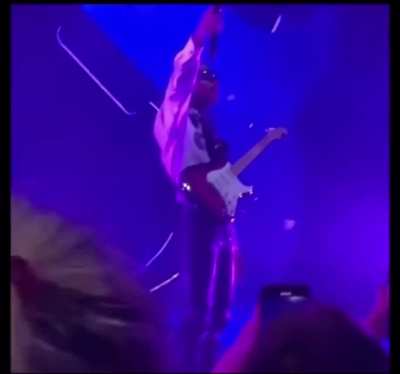 Popular artist &ldquo;Steve Lacy&rdquo; tries to get fans to sing along but they only know the tik tok verse