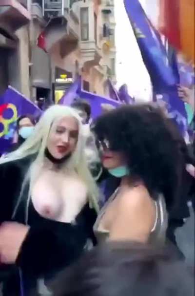 yaşasın &ouml;zg&uuml;r kadınlar, yaşasın feminizm #memelere&ouml;zg&uuml;rl&uuml;k ✌🏻🚺
