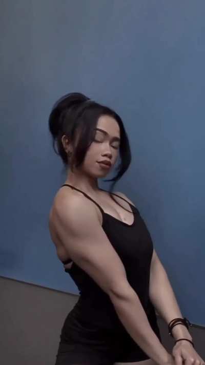 Filipina girl Yanah flexing Back &amp;amp; Biceps