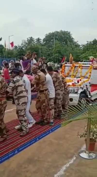 After completing his tenure as a Sniffer dog for CISF, this is how he was give a farewell.