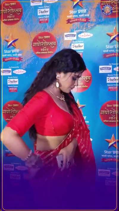 Isha Keskar - जर एवढा deep neck blouse घातलाच आहे तर व्यवस्थितपणे दाखवलं पाहिजे. लपवायची काय गरज 