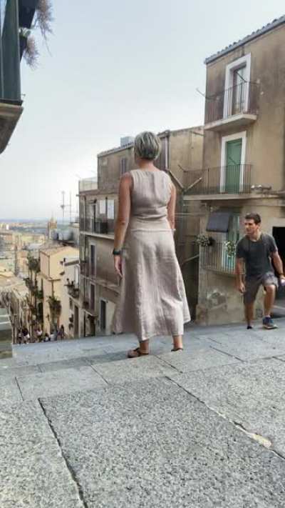 Снимаю видео, как ветер играет с платьем