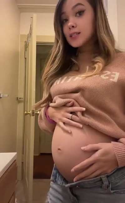 Single Mexican mom horny as hell on this Sunday while the kids are at ab&ugrave;elas, feeling like a little put&agrave;😛🤭