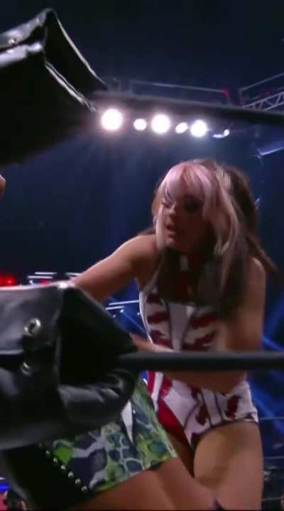Toni Storm (MIC)