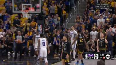 [Highlight] Steph is taking over late in the 3rd as he finds a basket, fouled and 1!
