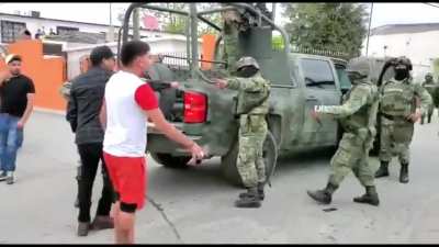 Civilians in Mexico harassing the troops after a gunfight between soldiers and cartel