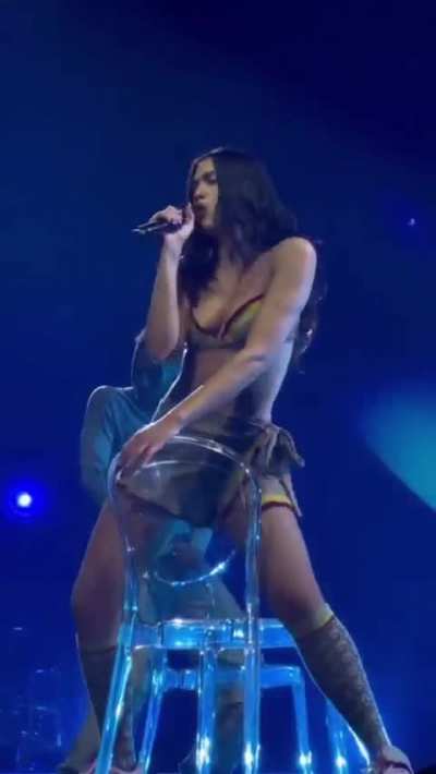 Dua performing ‘Hall<wbr>ucina<wbr>te’ in Dublin (4/21/22)
