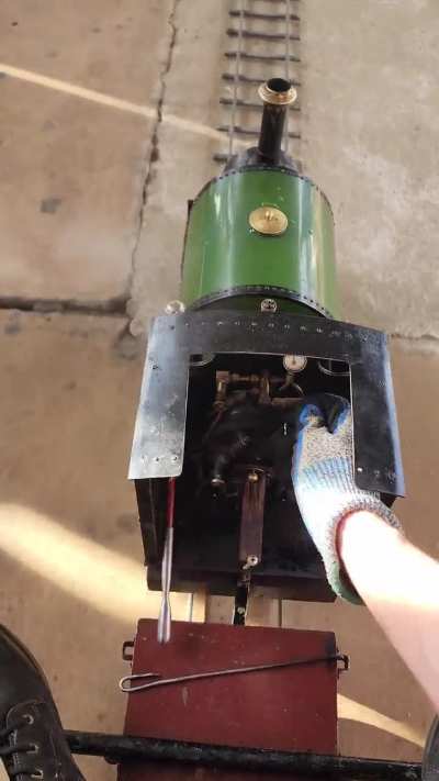 Driving 3,5" gauge Live Steam in Brazil. It's a model from Talyllyn Railway Edward Thomas.