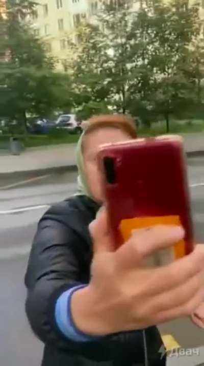 Бумеры, пользующиеся ТикТоком, вышки 5g...в этом видео прекрасно всё.