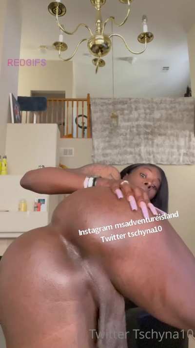 I love when they swing that 🍆. It's so sexy 😮&zwj;💨