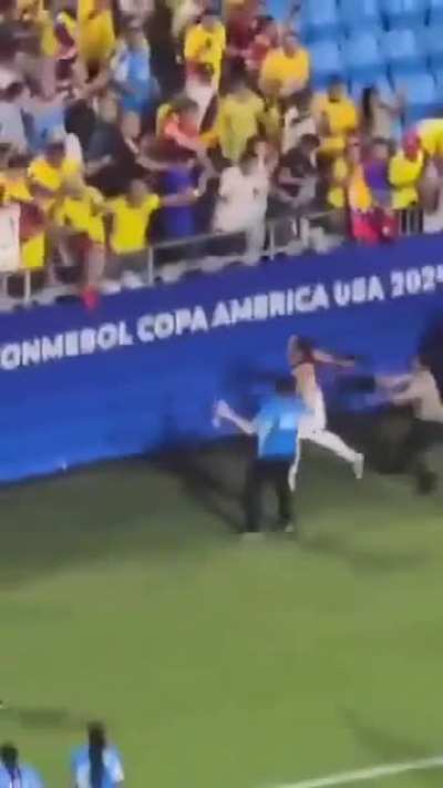 Nāo vi ninguem postando. Entāo ta ai: Darwin Nunez tentando jogar uma cadeira na torcida da Col&ocirc;mbia.