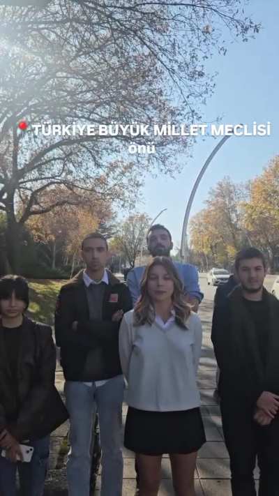 &Ouml;ğrenci Kolektifleri, KYK Burslarının Artırılmasını Meclis G&uuml;ndemine Taşımak i&ccedil;in CHP Milletvekilleri ile G&ouml;r&uuml;şmek &Uuml;zere TBMM'ye Gitti.
