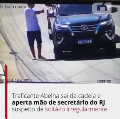 Wilton Carlos Rabello Quintanilha, o Abelha, apontado como presidente do Comando Vermelho nos pres&iacute;dios, deixa a cadeia no Rio, irregularmente - mesmo com mandados de pris&atilde;o pendentes - e cumprimenta o secret&aacute;rio de administra&ccedil;&atilde;o penitenci&aacute;ria do RJ, Raph