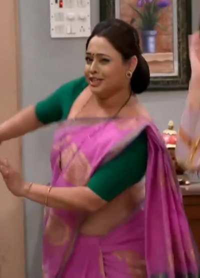 That bounce and navel of madhvi bhabhi 😍