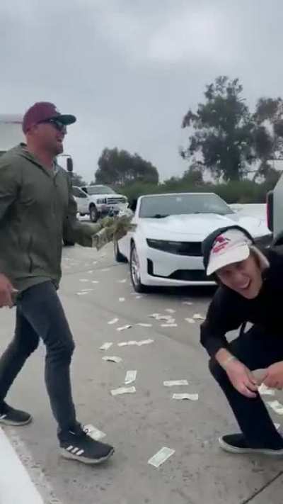 Armored car drops cash on San Diego freeway