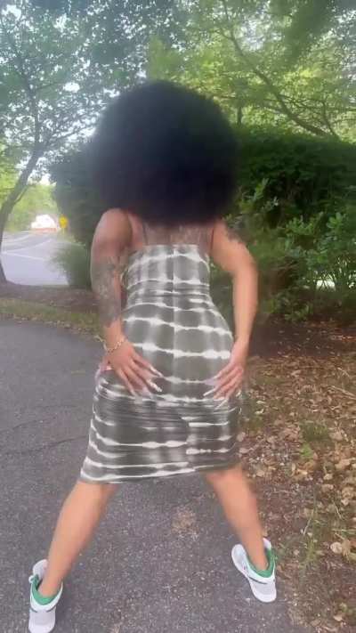 Twerking to shake sum