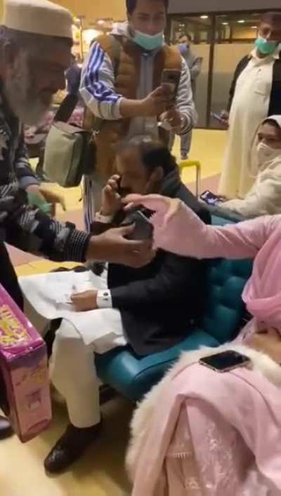 &rlm;مریم بی بی کو ایئرپورٹ پر ایک خاتون مسافر نے کہا میری والدہ آپ سے بات کرنا چاہتی ہیں.