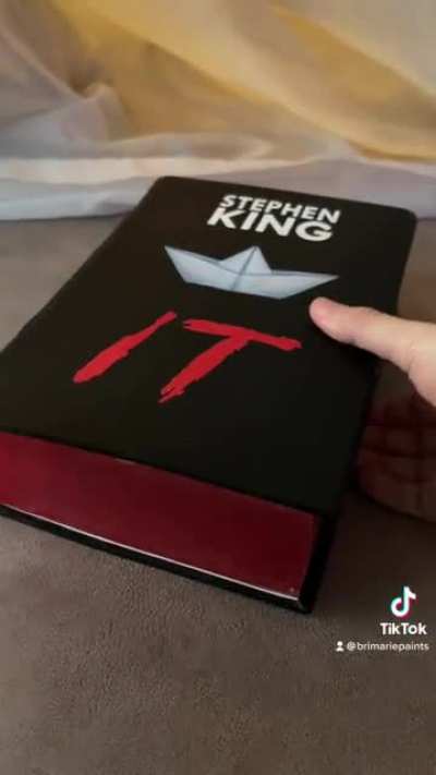 Fore Edge Painting hidden under the gilding on Stephen King&rsquo;s IT