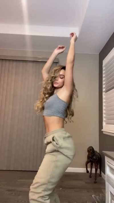 Sommer Ray&rsquo;s cleavage and perfect ass