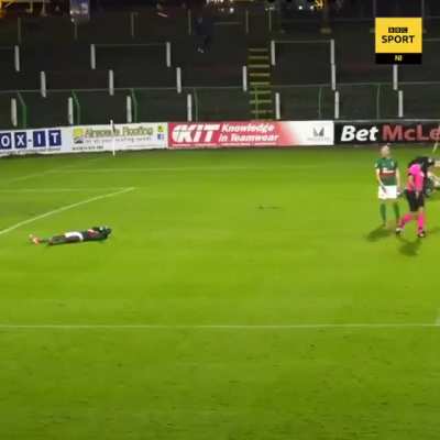 Unbelievable scenes tonight at the Coleraine vs Glentoran match as Coleraine's goalkeeper is sent off for assaulting one of his own teammates