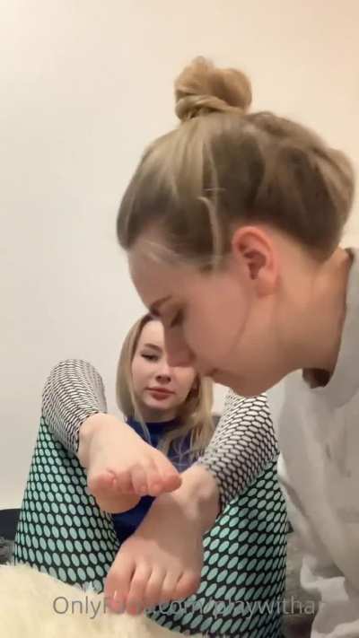 D&eacute;esse Anny t'ordonne de lui sentir ses chaussettes et pieds odorants.