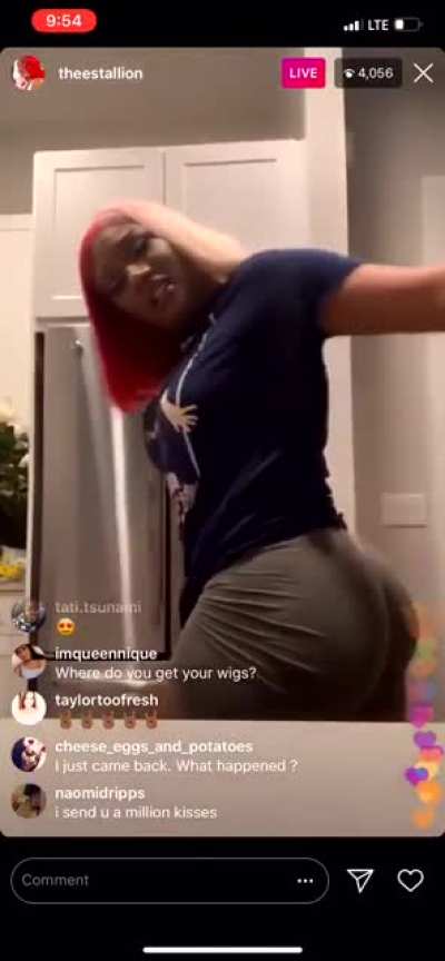 Megan thee stallion twerking on live!
